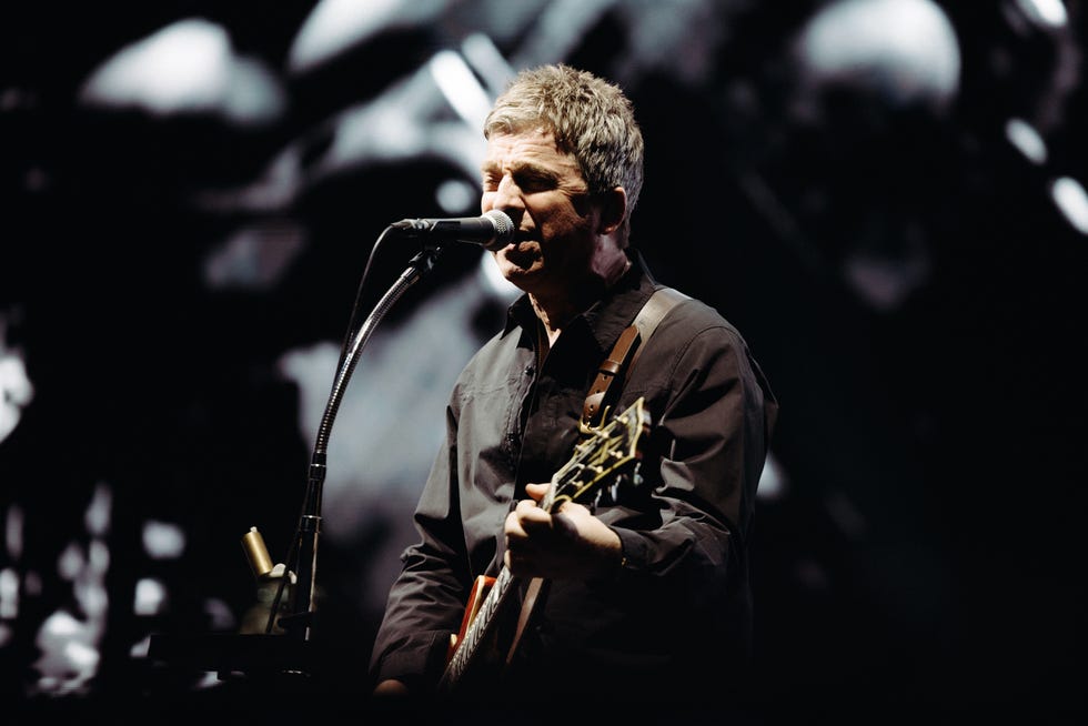 músico se apresentando no palco com violão e microfone