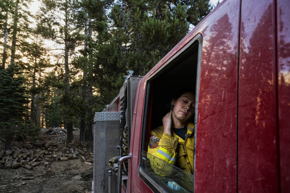 Tired through window Kirkendall masseert haar nek nadat ze op de Carson Pass met een kettingzaag de vegetatie rond boshutten bij het Kirkwood Mountain Resort heeft weggehaald 1 september 2021