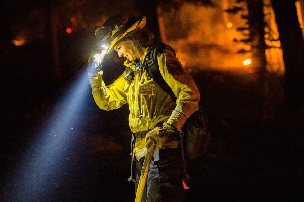 Natalie Kerr adjusts her headlamp Natalie Kerr 32 van de eenheid NevadaYubaPlacer is bezig aan haar tweede seizoen bij CAL FIRE Over het werk zegt ze Ik hou ervan om met de jongens in het veld te werken dat is heel leuk Ik ben een tomboy Het aantal vrouwen dat nu wordt ingezet zijn stoere meiden die hun handen vuil maken net als al deze kerels Ik denk dat de wereld van de vrouwen volledig achter ons staat