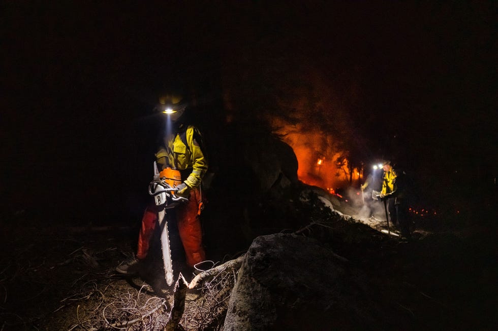 Chainsaw closer In de buurt van South Lake Tahoe in Californi hanteert Kerr een kettingzaag bij het weghalen van vegetatie rond een brandgang om het Caldor Fire in te dammen 3 september 2021