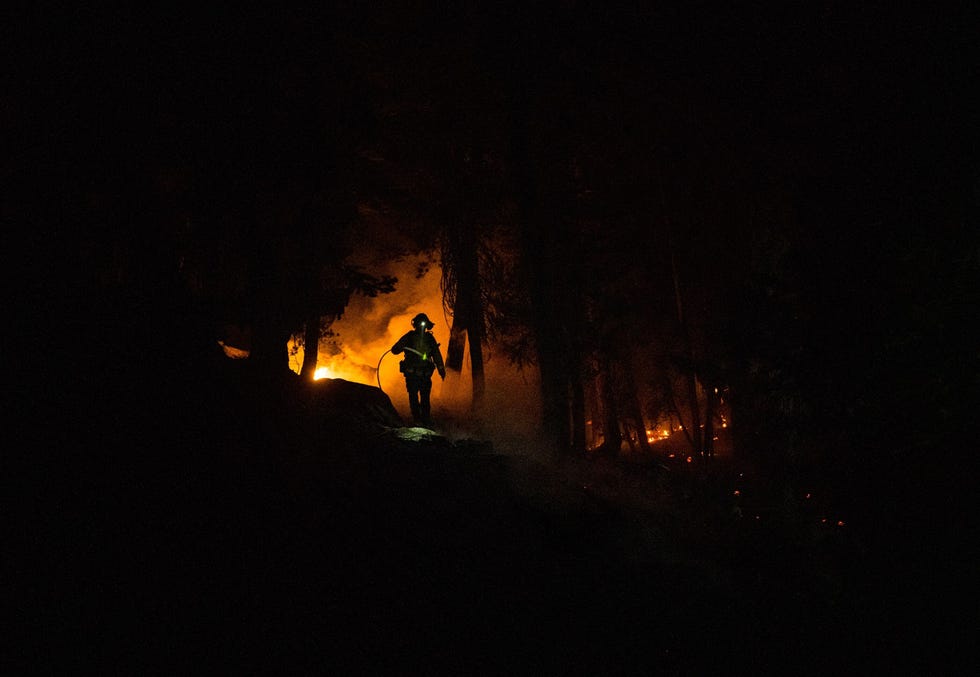 Natalie Kerr 32 van de eenheid NevadaYubaPlacer is bezig aan haar tweede seizoen bij CAL FIRE Over het werk zegt ze Ik hou ervan om met de jongens in het veld te werken dat is heel leuk Ik ben een tomboy Het aantal vrouwen dat nu wordt ingezet zijn stoere meiden die hun handen vuil maken net als al deze kerels Ik denk dat de wereld van de vrouwen volledig achter ons staat