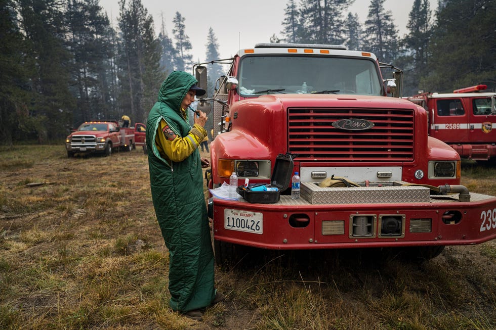 Om 845 uur aan het einde van een dienst van 24 uur waarin ze brandweerslangen heeft gelegd voor de bestrijding van het Caldor Fire bij South Lake Tahoe in de Sierra Nevada poetst Kerr haar tanden en zet koffie 3 september 2021 Het Caldor Fire brak op 14 augustus 2021 uit en legde in twee maanden tijd zon negenhonderd vierkante kilometer bosgebied in de as en verwoestte meer dan duizend gebouwen voordat het vuur voor 98 procent onder controle was