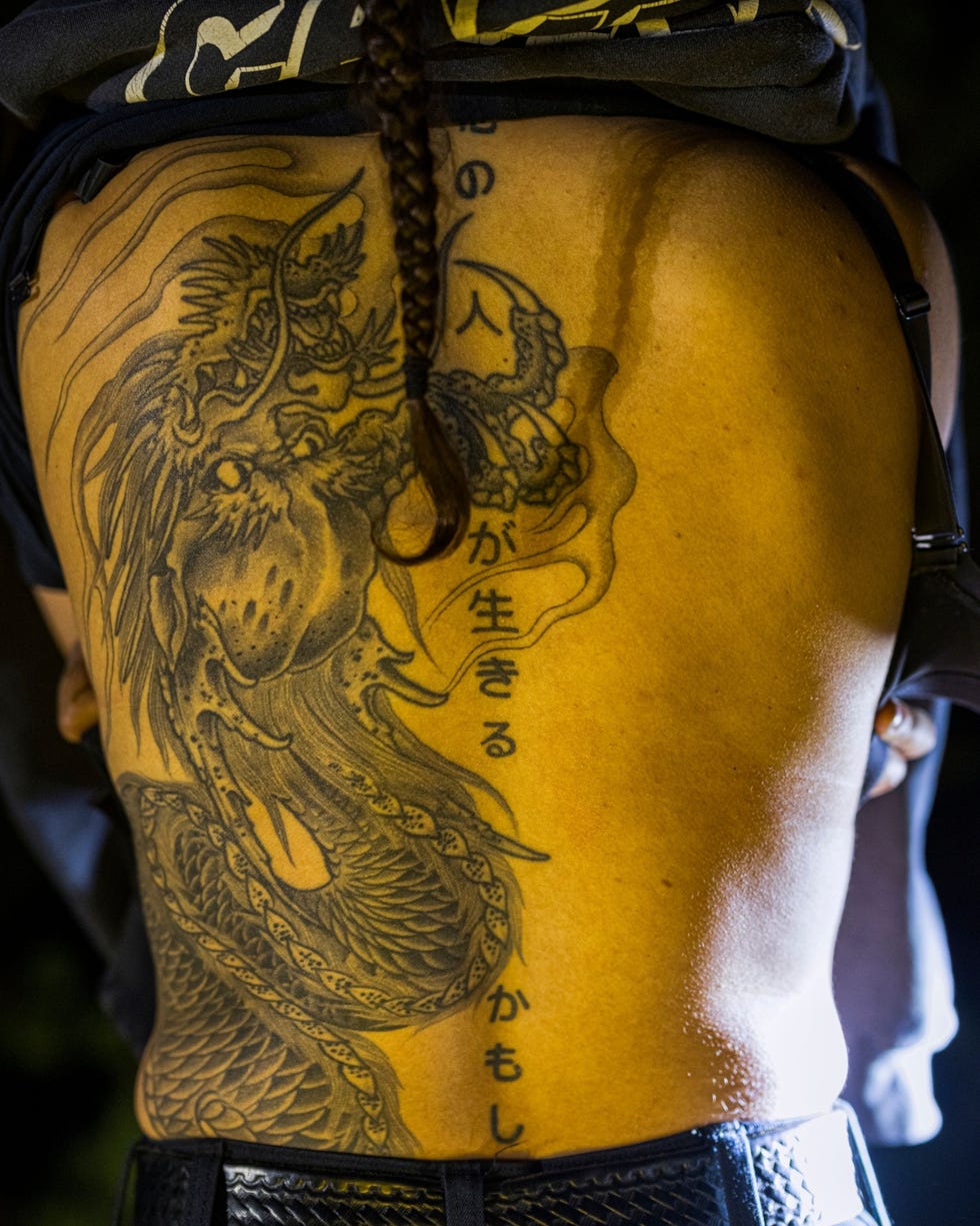 Tatoo Diep in de nacht laat Enz haar drakentatoeage zien terwijl ze wacht op instructies voor een mogelijke inzet op de Carson Pass in Californi 4 september 2021 Volgens haar is ze niet veranderd door het feit dat ze brandweervrouw is Ik draag mijn haar in vlechten ik heb oorbellen en teenringen Dat ben ik gewoon en dat is wat ik wil zegt ze Het leuke is dat ik altijd zonnebrandcrme opdoe maar dat de jongens dat nooit deden Nu doet de helft ook zonnebrandcrme op omdat ik dat wil