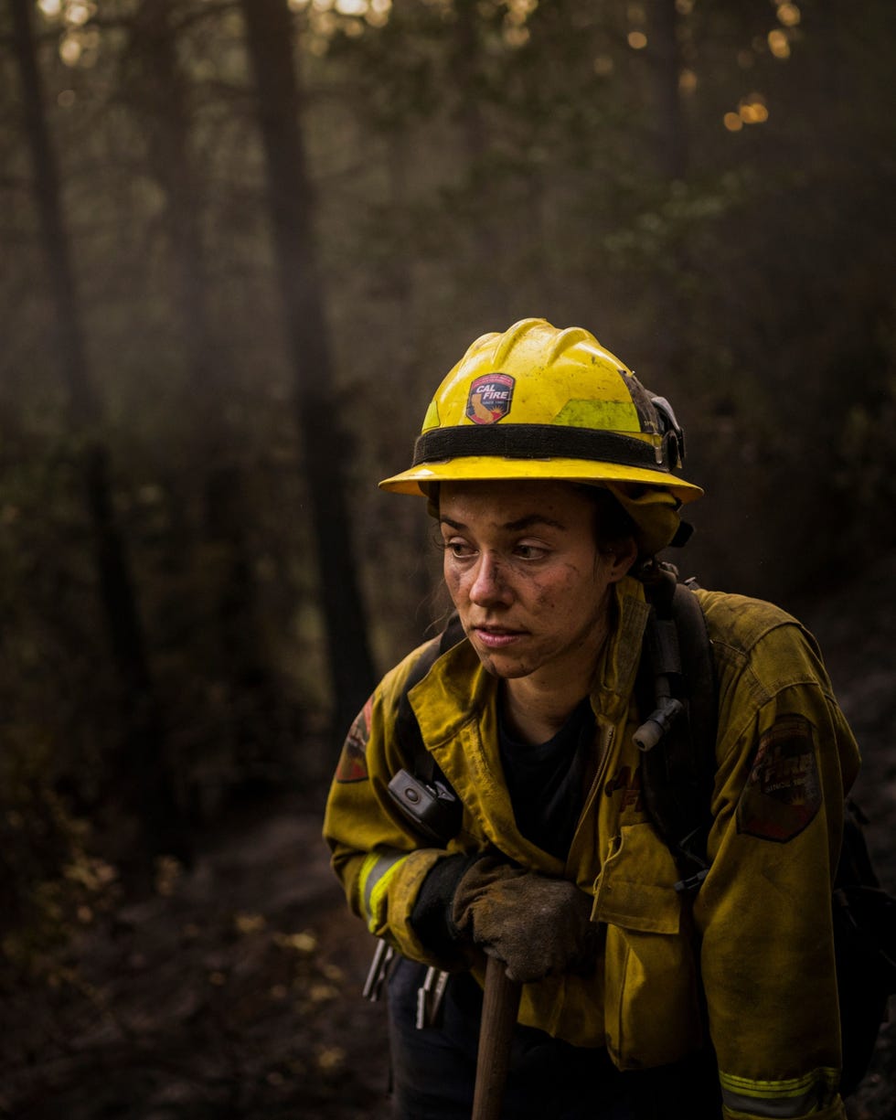 Tired Schiffel neemt een pauze tijdens een lange dag van bluswerkzaamheden ter bestrijding van nachtelijke bosbranden in de buurt van West Point Station in Californi 4 september 2021 Volgens brandweerlieden die al tientallen jaren bij CAL FIRE werken wordt het bosbrandseizoen steeds langer als gevolg van de toenemende droogte en de steeds vroegere opeenhoping en ontbranding van verdorde vegetatie
