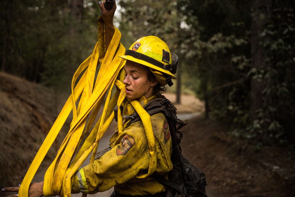 Madalyn Schiffel Madalyn Schiffel 26 uit Mountain Ranch Californi rolt een brandslang op na het nablussen van een brand die op 4 september 2021 de hele nacht nabij West Point Station in Californi heeft gewoed Schiffel zat een jaar lang als vrijwilligster bij de brandweer waarna ze in april bij CAL FIRE begon Daarvr werkte ze als profvoetbalster in Noorwegen en Seattle nadat ze direct na haar afstuderen was gescout Volgens Schiffel werken er maar heel weinig vrouwen bij de brandweer maar de meiden die ik daar heb leren kennen hebben veel succes en zijn enorm cool Ik heb gewoon bewondering voor die vrouwen zowel die van mijn niveau als seizoenskracht als de vrouwelijke brandmeesters en commandeurs die ik ken