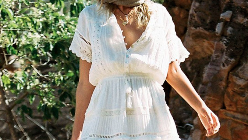 Este vestido blanco corto de Paula Echevarría es el perfecto ibicenco para estrenar el verano con botas