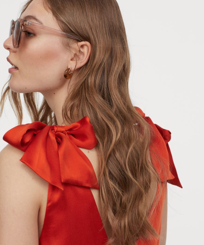 No acabamos de creer sea este impresionante largo rojo con lazos de H&M
