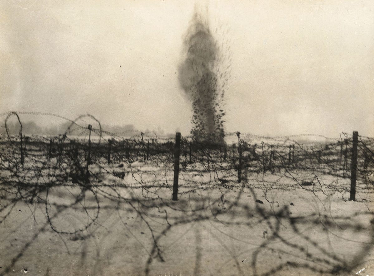 In het dorp BeaumontHamel vlakbij het front tijdens de Slag om de Somme in 1916 ontploft een granaat achter een stelling van prikkeldraad In het jaar ervr verscheen in het vakblad The Lancet de eerste medische casestudy van shellshock  een van de meest voorkomende en raadselachtige verwondingen uit de Eerste Wereldoorlog