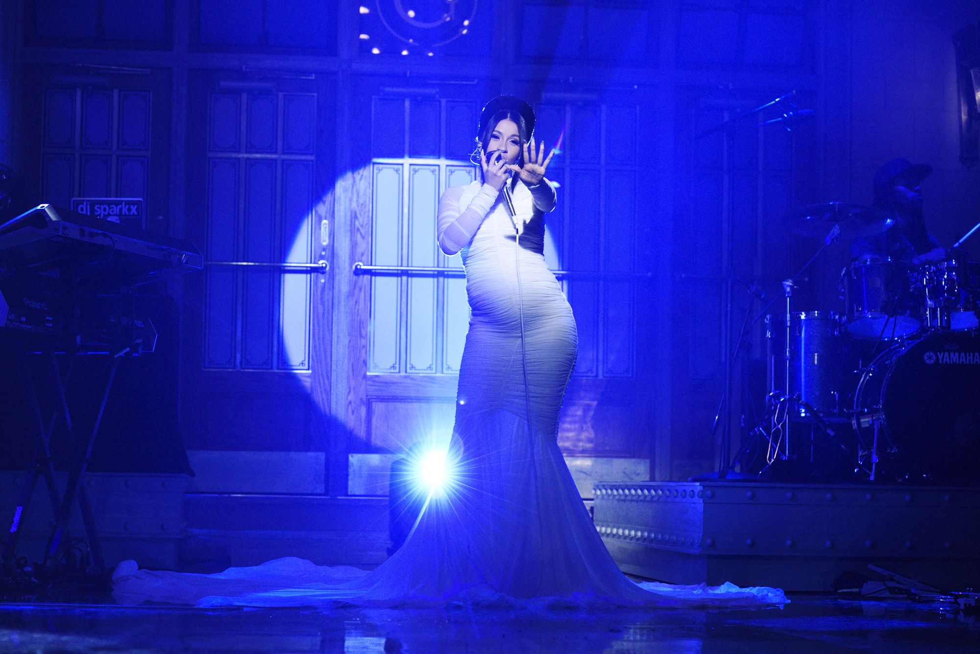 17 Stars Who Made Performing Pregnant Look Easy picture