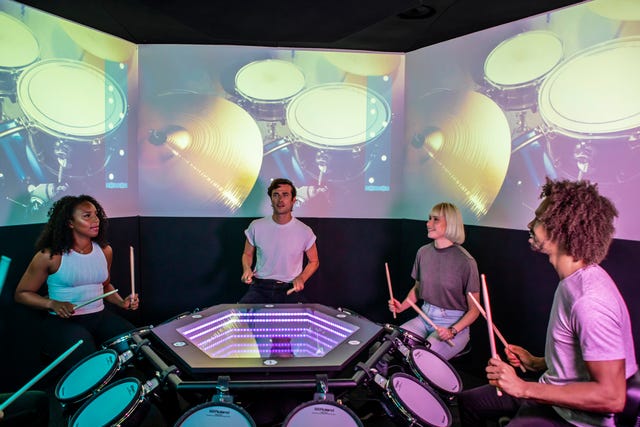 Lighting, Disc jockey, Design, Leisure, Event, Deejay, Electronics, Ceiling, Party, Nightclub, 