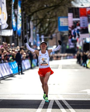 nienke brinkman finisht marathon rotterdam