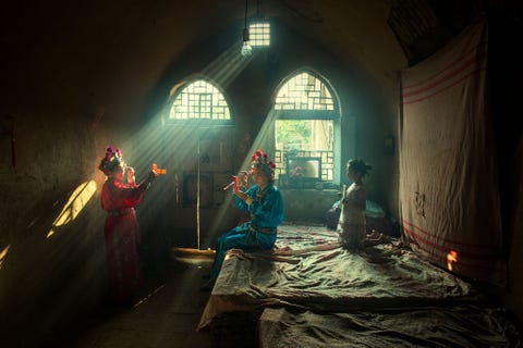 In de gemeente Licheng in China bereiden acteurs zich voor op een operavoorstelling in de avond Ik bracht de hele dag met deze acteurs door vanaf de makeup tot het moment dat ze het toneel opgaan Ik ben freelance fotograaf en de reeks Leven in grotten is een langetermijnproject van mij In het Lssplateau van China graven inwoners woonruimten of yaodongs in de lsslaag uit en gebruiken de isolerende eigenschappen van de bodem om de koude winters te doorstaan Deze serie richt zich vooral op het leven het volksvermaak het geloof het werk en andere taferelen uit het dagelijks leven van deze grotbewoners