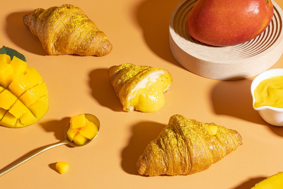2022芒果季甜點推薦！「爆量芒果＋濃郁鮮奶油」組合必吃，鮮芒果蛋糕、生乳捲、甜甜圈都不能錯過