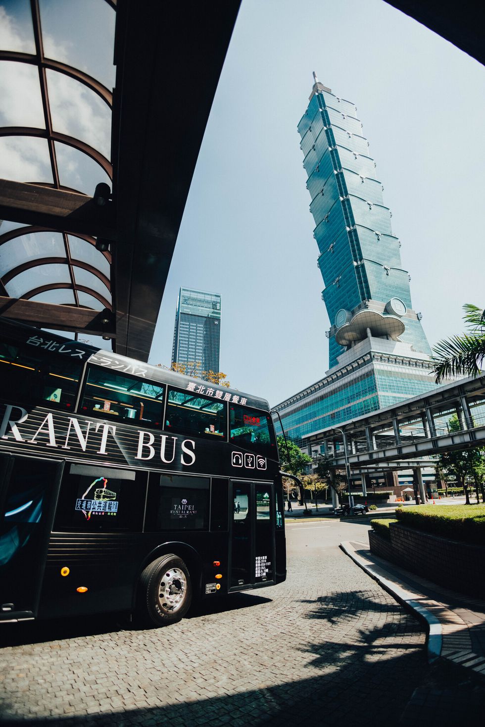 台北君悅雙層觀光巴士登場！第六季全新南義風情巴士餐食，同時享受美食與城市魅力