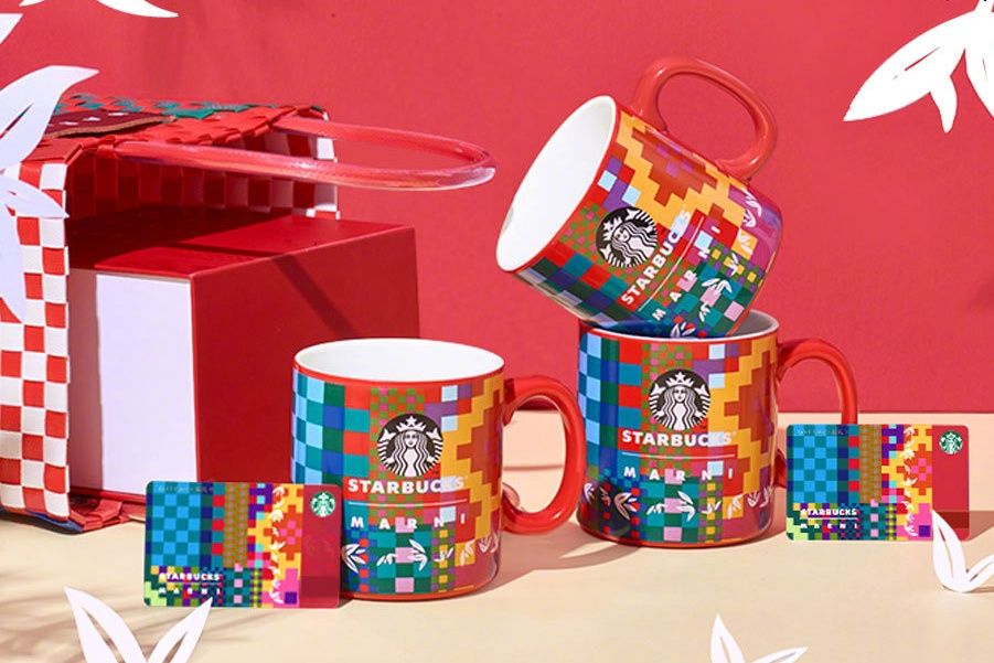 Mug, Present, Cup, Hamper, Font, Coffee cup, Snack, Party favor, Tableware, Porcelain, 