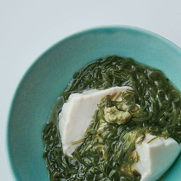 めかぶとわさびのおぼろ豆腐かけ のレシピ・作り方｜ELLE gourmet [エル・グルメ]