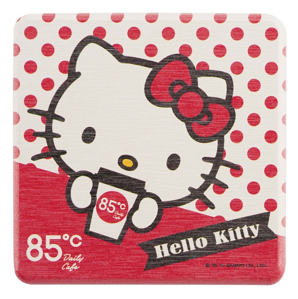 85ºC今年8/29-10/09推出Hello Kitty四款實用小物，包括造型保冰杯、不鏽鋼雙層餐盒、手持風扇還有珪藻土杯墊等。