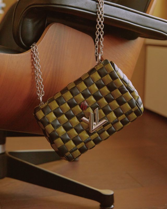 Handbag, Bag, Fashion accessory, Brown, Beige, Chain, Rectangle, Leather, Shoulder bag, Coin purse, 