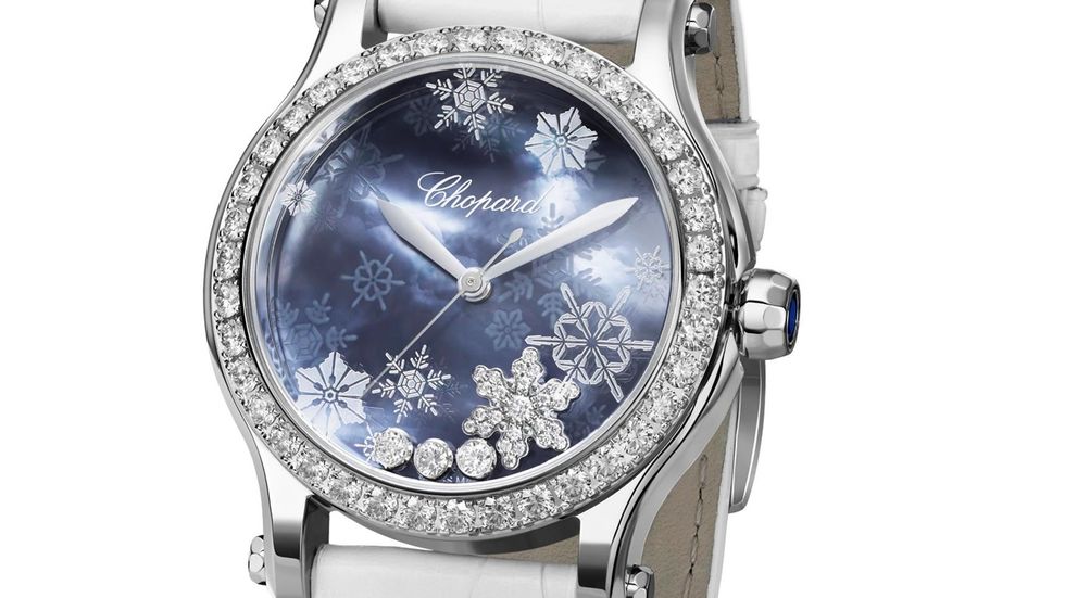 Happy Snowflakes腕錶，精鋼錶殼鑲嵌鑽石，藍色珍珠母貝面盤，綴以3顆滑動鑽石與1顆滑動雪花綴飾，總重2.19克拉鑽石與0.17克拉藍寶石，自動上鍊機械機芯，限量250只，CHOPARD蕭邦。