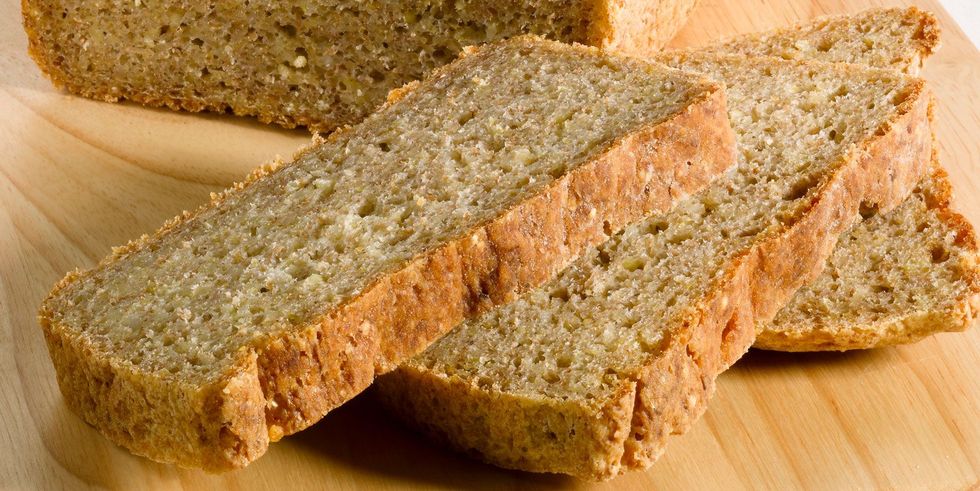 白いパンより全粒粉パンを食べるべし｜お腹がの張りの原因は？ NG習慣を見直して予防と改善を