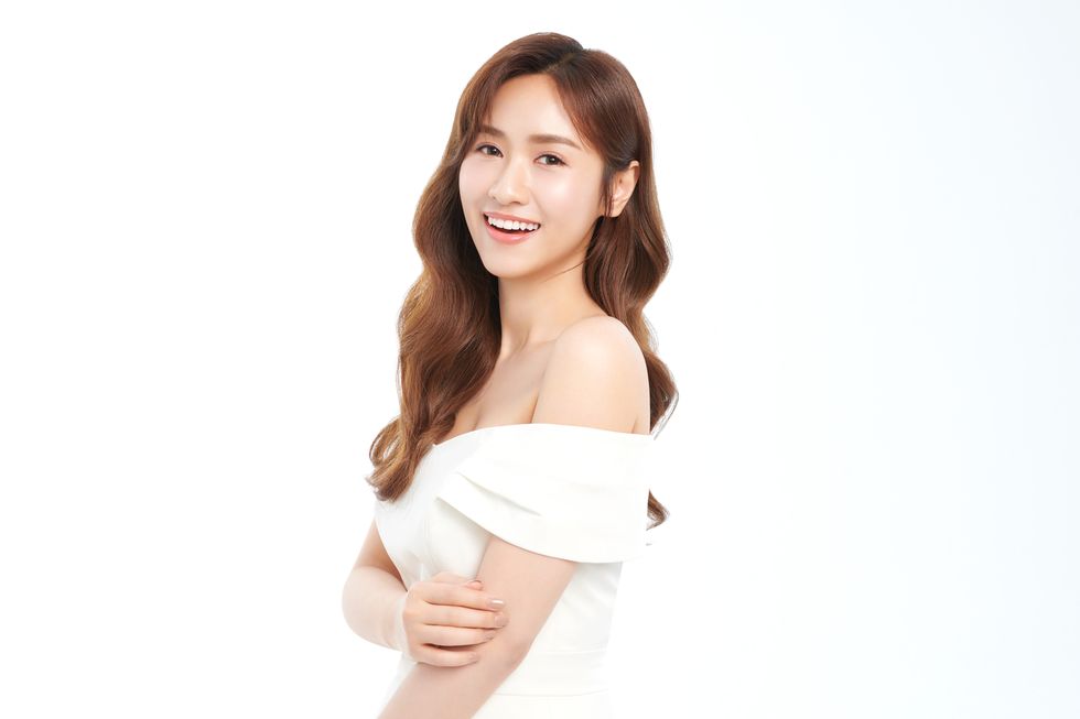 White, Shoulder, Facial expression, Skin, Beauty, Arm, Joint, Smile, Neck, Chest, 