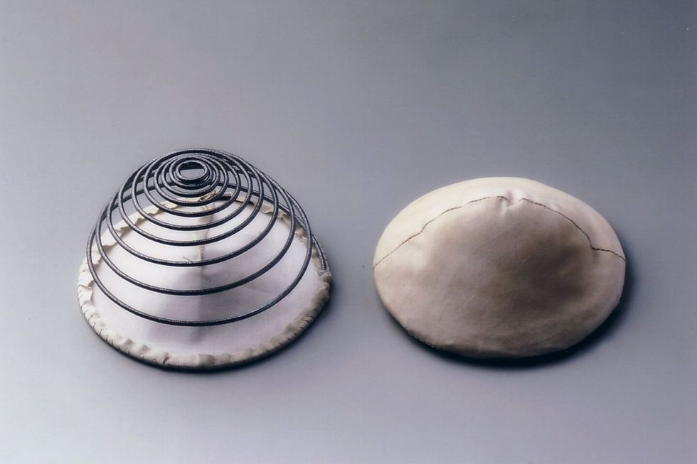 ワコールの創業者が独占販売した螺旋状のスプリングの上に布をかぶせた饅頭のような形の「ブラパット」