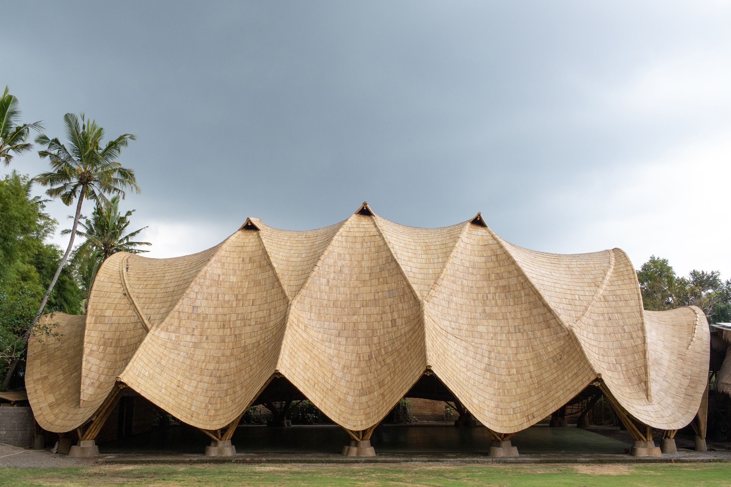 洋書 ARCHlTECTURE of BALI Architecture of Bali: A Sourcebook of Traditional and Modern