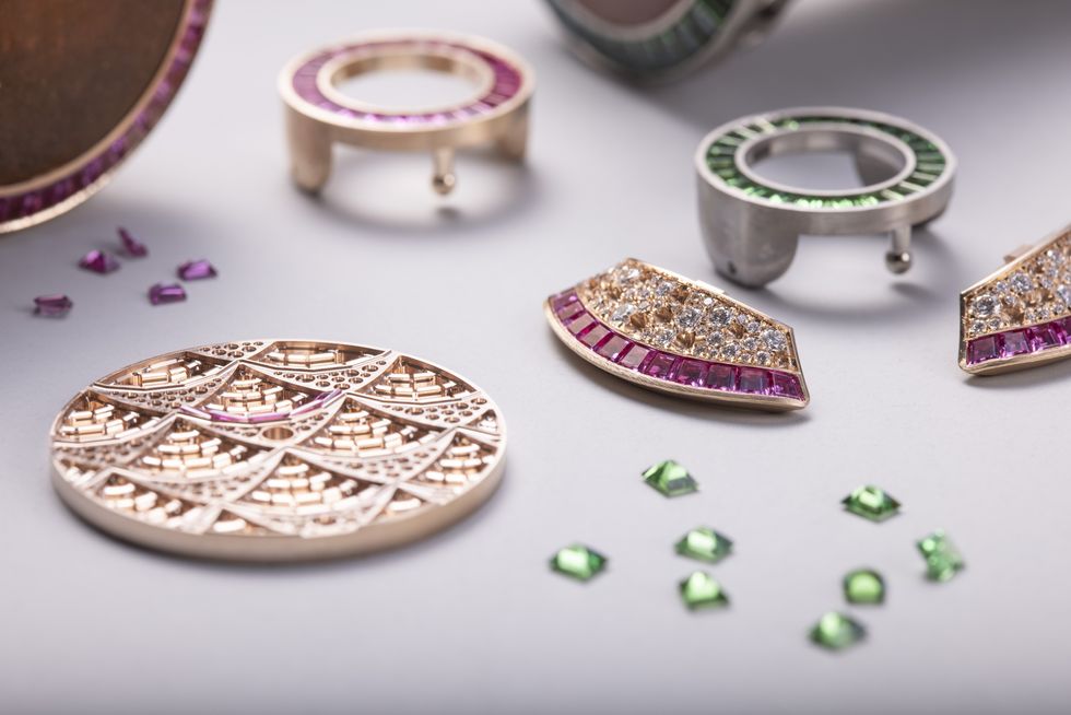 divina mosaica珠寶腕錶，bvlgari以工藝修磨粉紅色藍寶石、沙弗萊石鑲嵌錶盤，創造豐富光彩層次。
