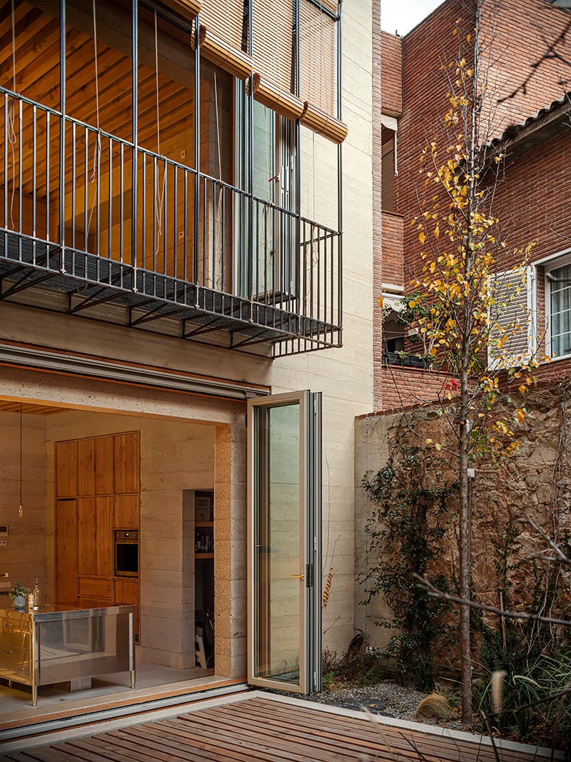 minimalista, de hormigon pobre pero muy calida, así es esta vivienda de 600 metros y techos imponentes en barcelona