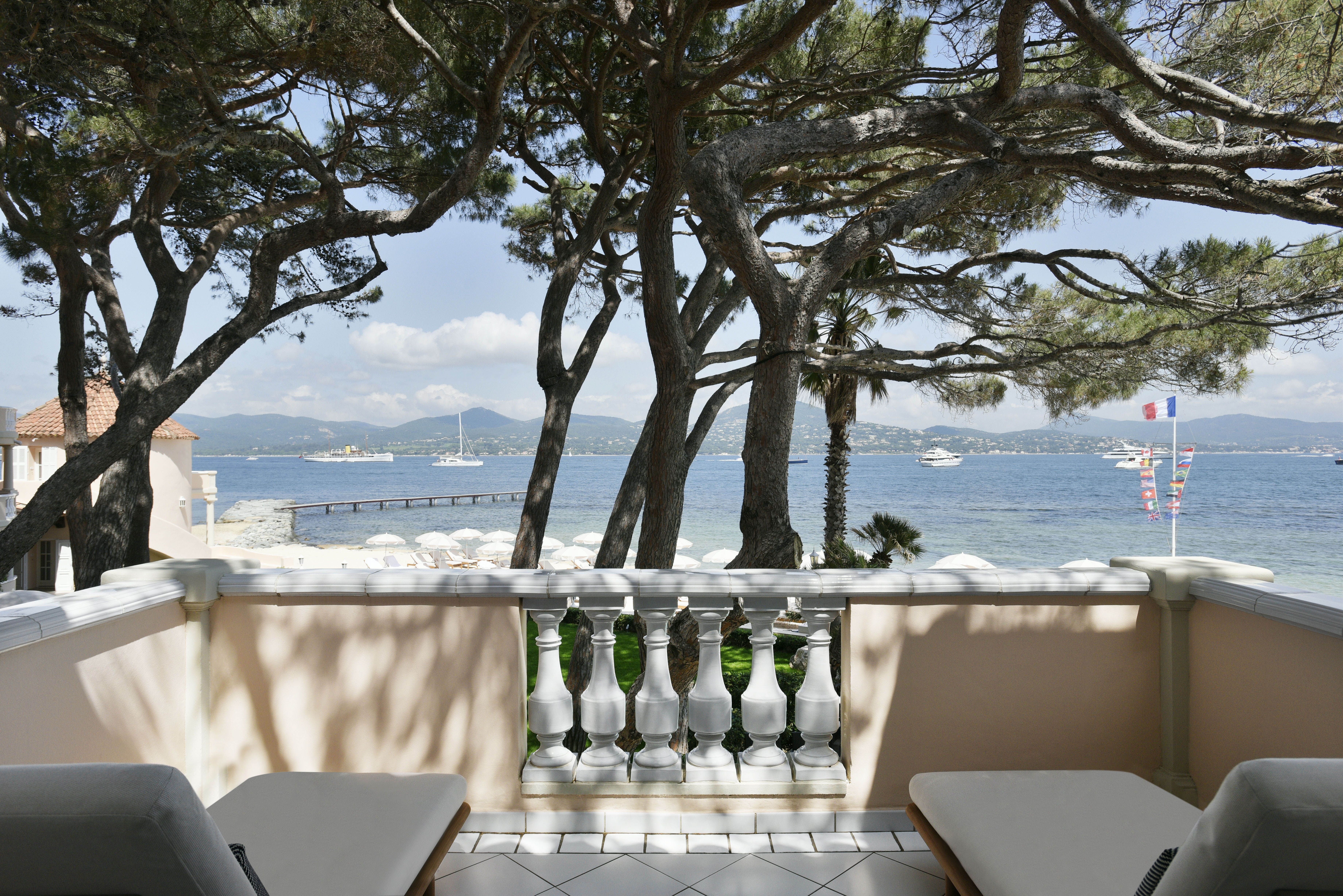 LV By The Pool : L'hôtel Cheval Blanc Saint-Tropez métamorphose sa piscine  avec Louis Vuitton – Chic Riviera