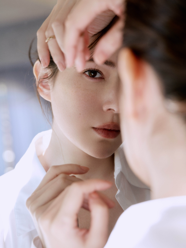 許瑋甯以香奈兒奢華系列為肌膚注入五月梵尼蘭青春能量，讓日常養膚成就最高級寵愛儀式