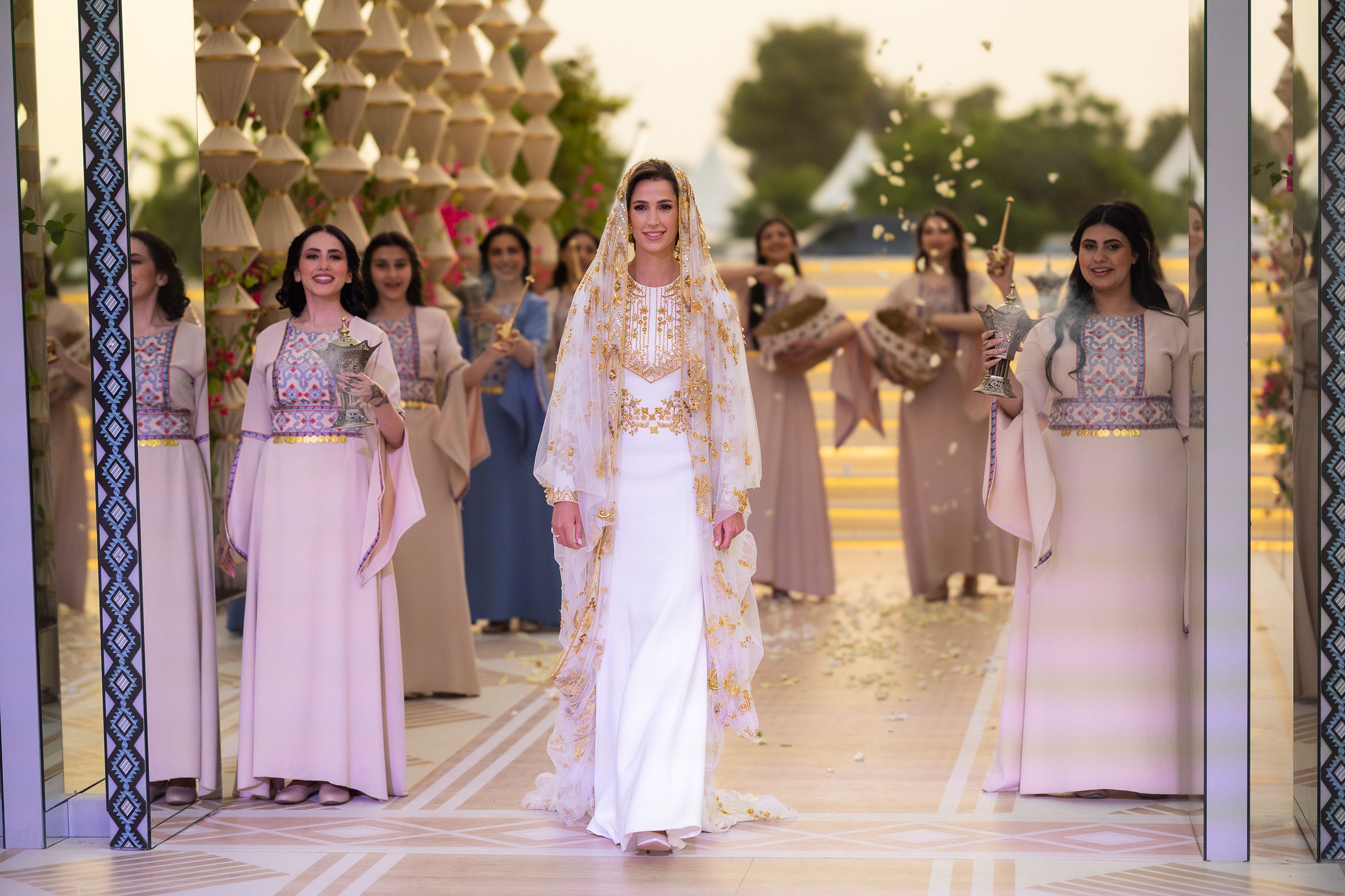 ヨルダンのフセイン皇太子が結婚へ♡豪華ヘナ・パーティの写真を公開！
