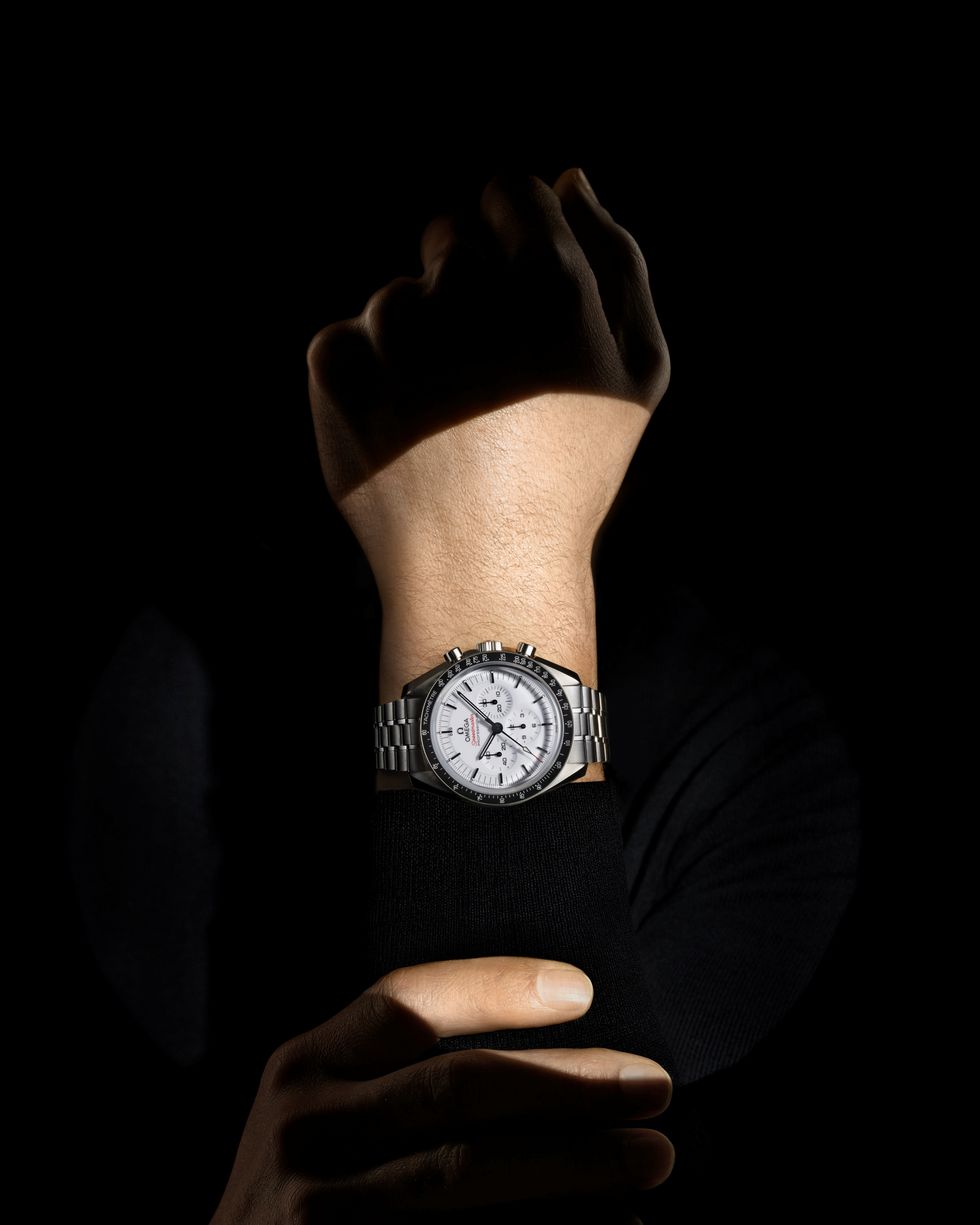 omega全新超霸登月錶登場！「熊貓」黑圈白盤配色帥翻，價格、手錶細節一次看