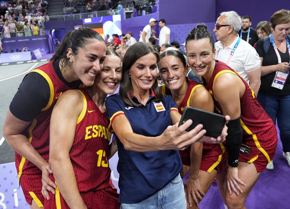reina letizia con el baloncesto 3x3