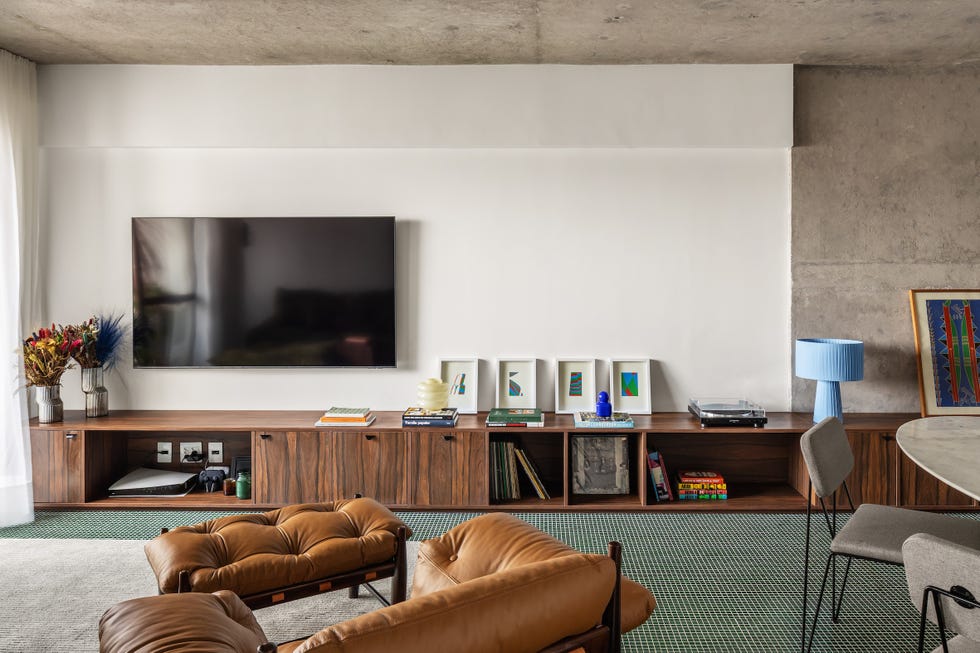 apartamento de 92 metros convertido en un hogar funcional con curvas, ceramica y una cocina suspendida