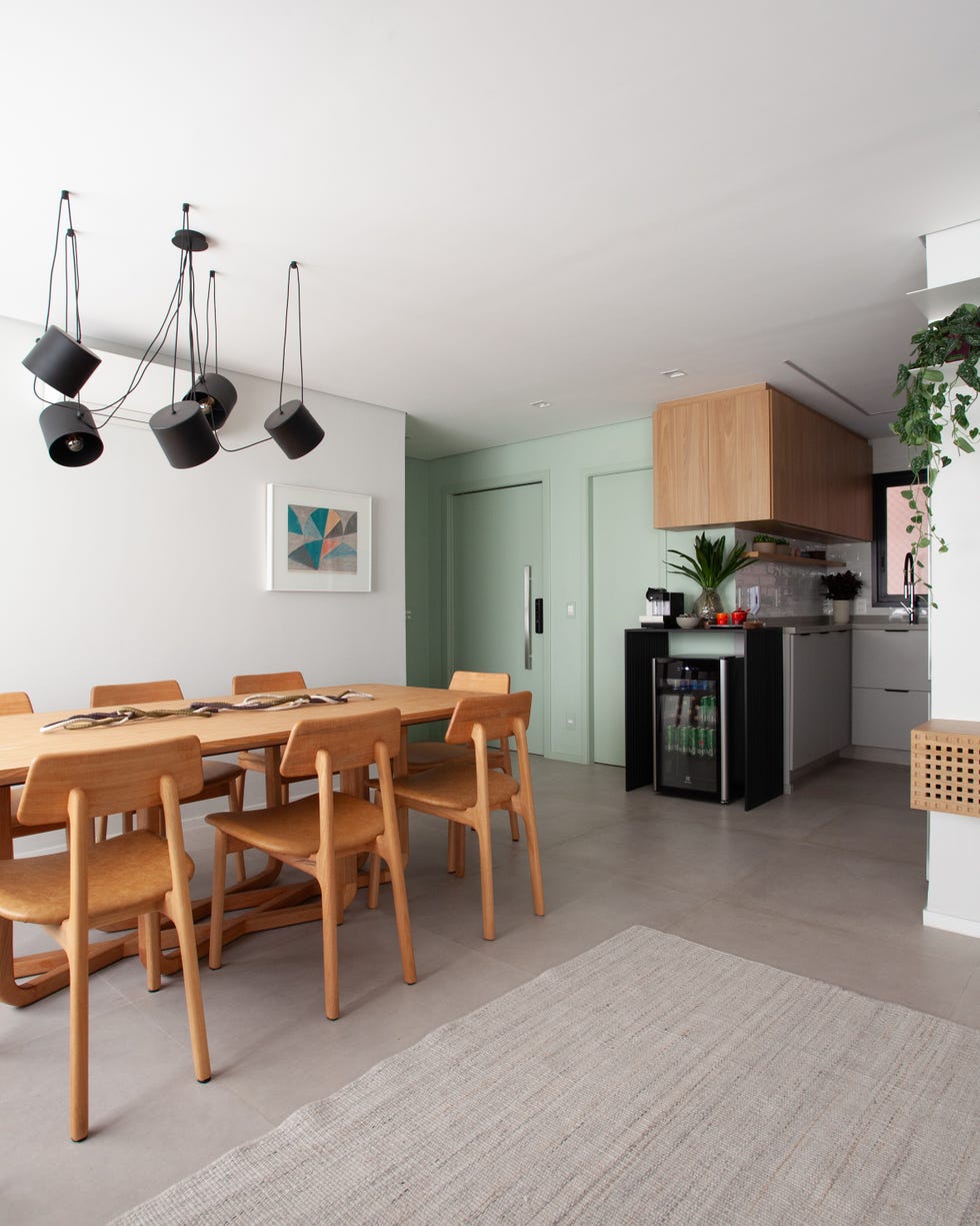 despues de unos anos, esta familia reformo su casa de 100 metros abriendo la cocina e incorporando el balcon al salon