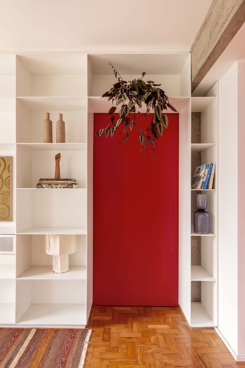 celosias en la cocina y una puerta roja, la reforma de este apartamento conecta funcionalidad y diseno