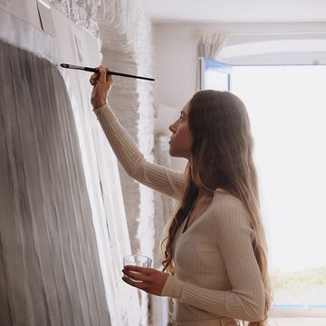 artista elvira voynarovska pintando un cuadro sobre papel