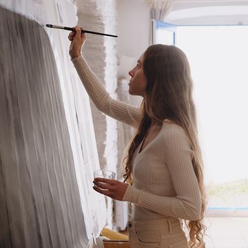 artista elvira voynarovska pintando un cuadro sobre papel