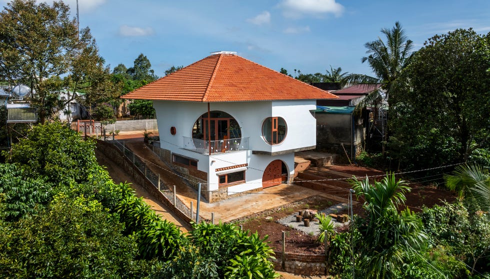 arquitectura organica, curvas y materiales naturales para una casa que redefine el concepto de hogar en un entorno tropical