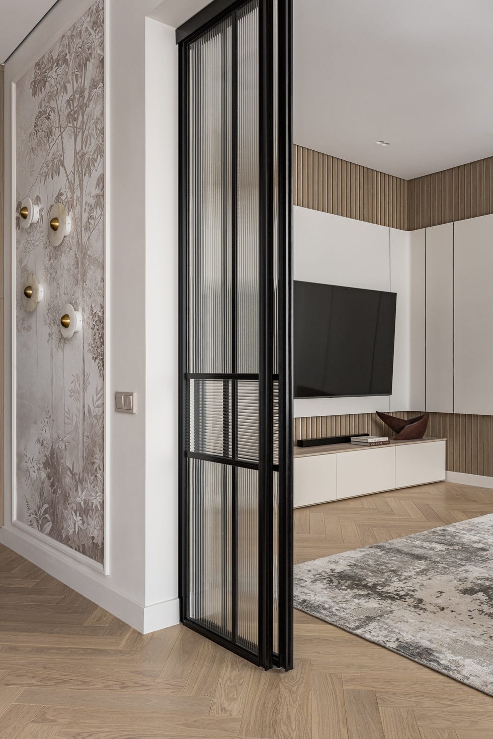 diseñada por pinteriors, esta casa combina líneas puras, curvas suaves y una paleta clara con texturas naturales, logrando un interior funcional, acogedor y lleno de detalles cuidados.