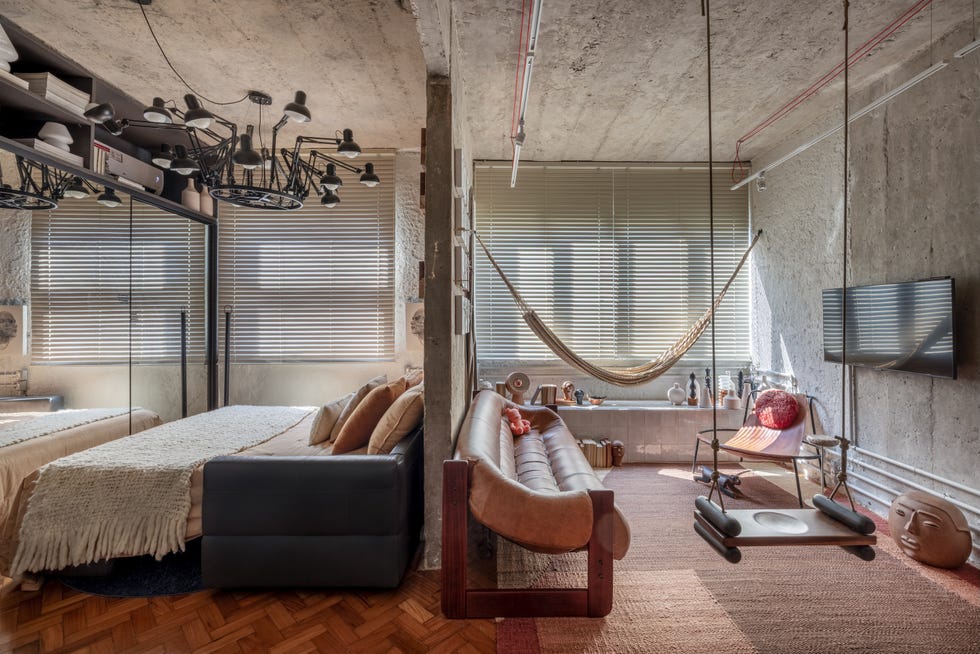 casa de 45 metros es un estudio de arquitectura, un taller creativo y una zona de relax con hamaca, columpio y un bano triangular