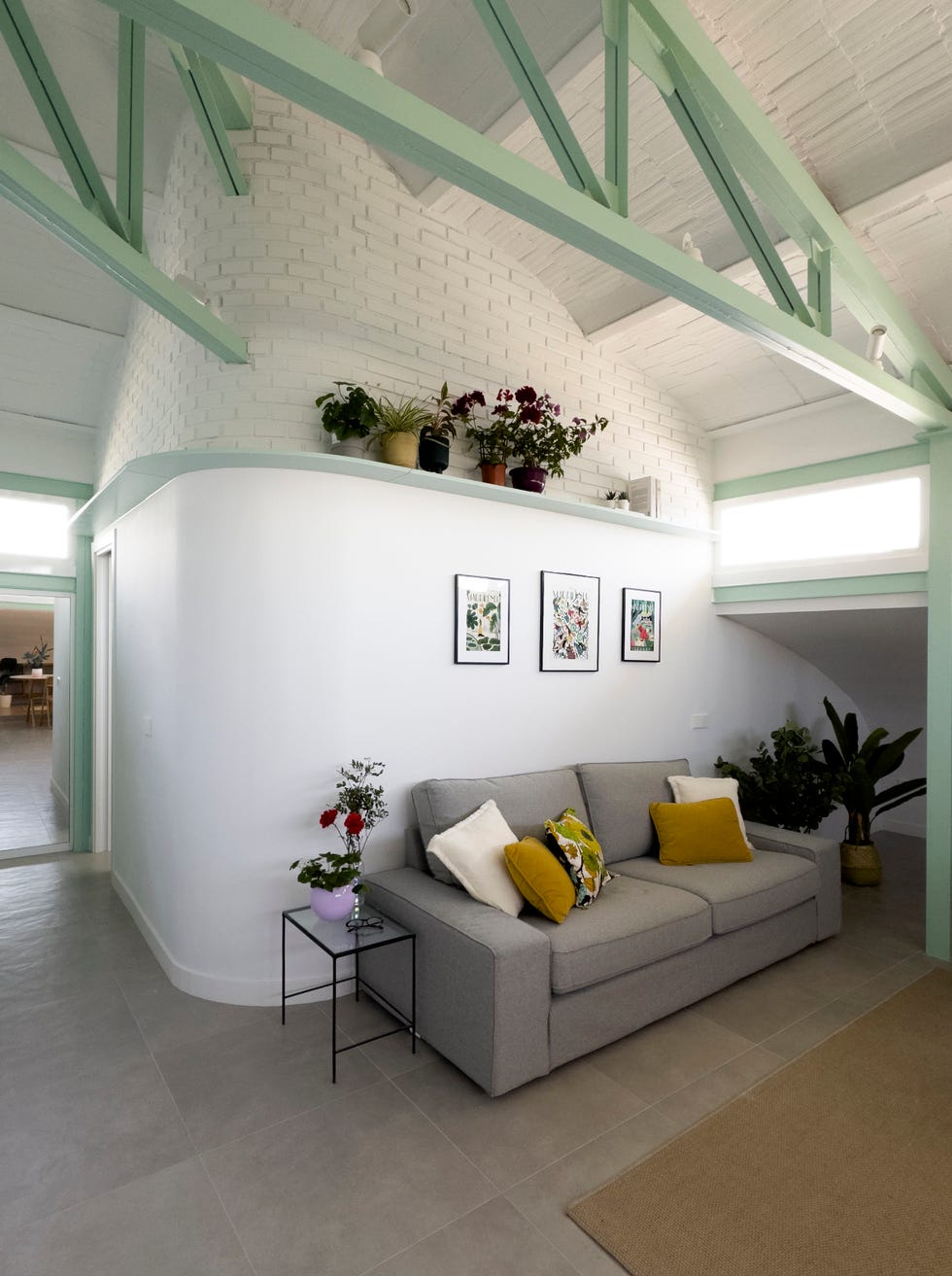 casa jn109 era una casa del madrid de los 70 con techos bajos y poca luz y ahora es un atico luminoso en verde y amarillo