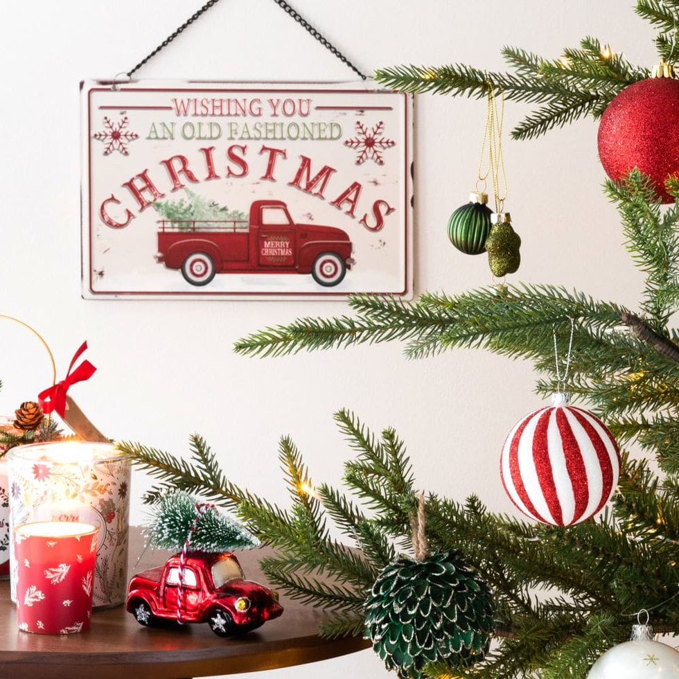 decoracion navidad con abeto y coches rojos