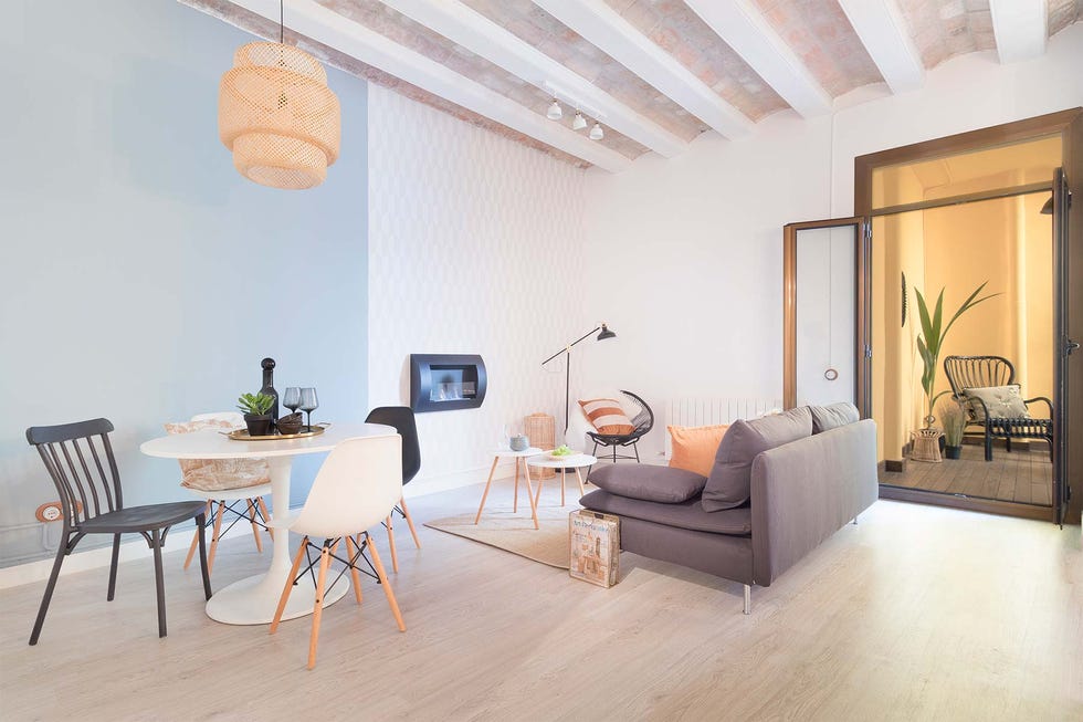 Piso reformado en Barcelona: DESPUÉS: Salón comedor con terraza.