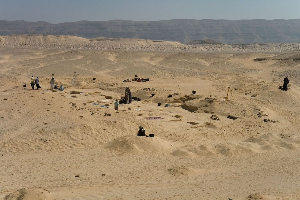 De oude begraafplaats in Amarna Egypte waar de graven met hoofdkegels werden ontdekt