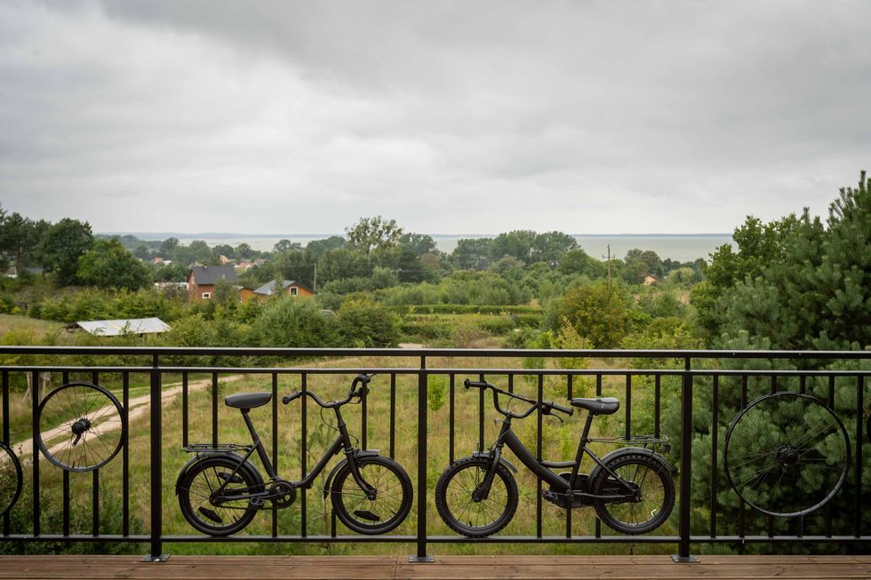 Een van de fietsenhekken van Aga met op de achtergrond het Gardnomeer in Nationaal Park Sowiski