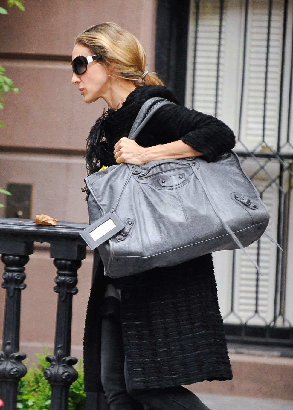 ビッグサイズの「バレンシアガ」ル シティ バッグを携えた、サラ・ジェシカ・パーカー。（2010年撮影）