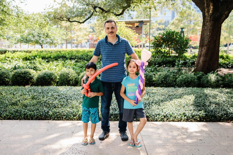 Yawer Alnaqeeb with his children Ranya and Ali Ik baal dat ik mijn huis mijn auto en al mijn andere spullen ben verloren Maar tegelijkertijd ben ik blij dat ik in een gemeenschap met aardige mensen woon Ze zijn zorgzaam en schieten andere mensen te hulp in deze moeilijke tijd Ik ben heel dankbaar