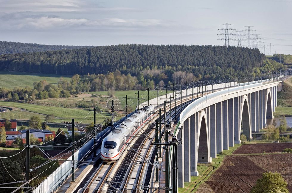 Een intercity van de Deutsche Bahn zoeft door het landschap